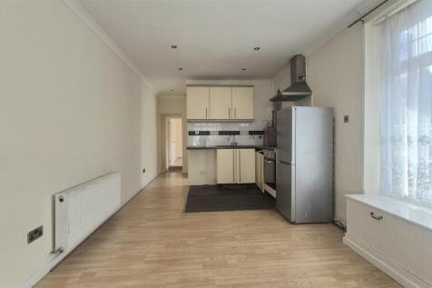 OPEN PLAN LOUNGE/KITCHEN