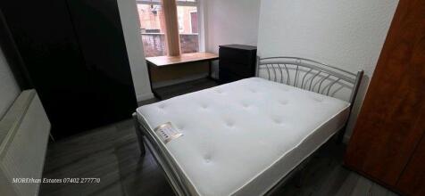 Well-presented double bedroom with a new mattre...