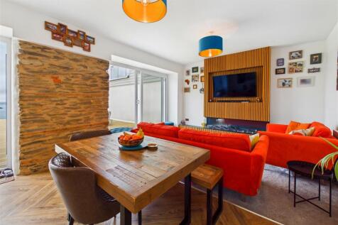 First Floor Flat, 12a Cliff Road Lounge