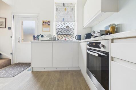 CAM03729G0-PR0196-STILL010