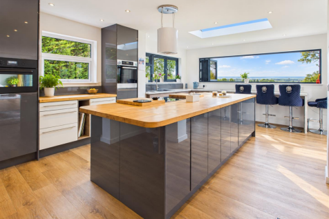 KITCHEN/BREAKFAST AREA