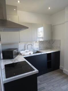27 Furzehill Road photo 4
