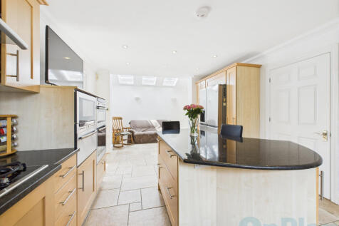 CAM04024G0-PR0032-STILL023