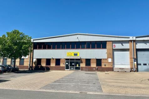 3 Beta Way Egham - Main 1.jpg