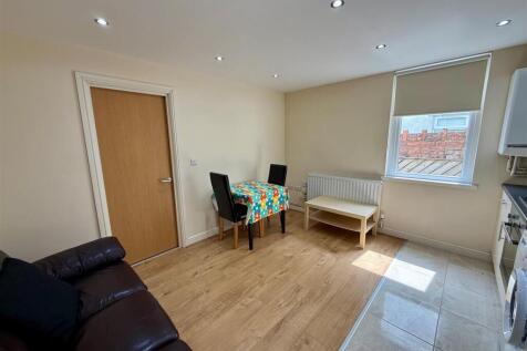 1-bed house on North Road, Cardiff, £850/mo