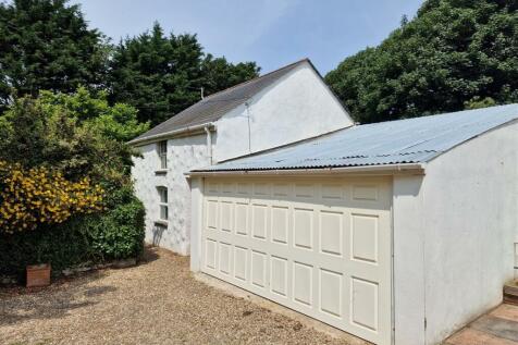 Dilapidated building and garageg