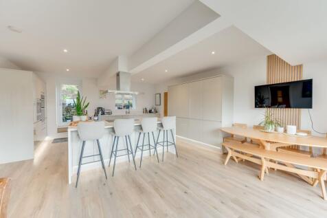 4 bed, 3 bath Detached in Sheffield - Photo 11