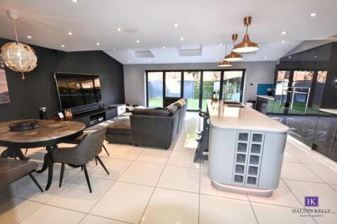 OPEN PLAN FAMILY KITCHEN