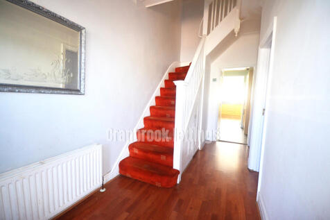 Terraced house to rent Eastern Avenue, Ilford IG2