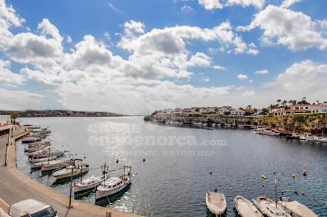 Apartment with sea views in Es Castell