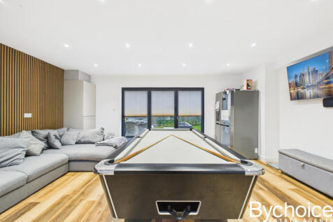 CAM05454G0-PR0070-STILL021