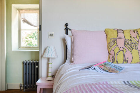 1298221-7-682df4c...