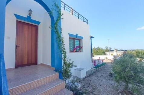 3 bedroom villa with beautiful sea views + partly furnished + 2 communal swimming pools + walking distance to the beach Image 9999 3