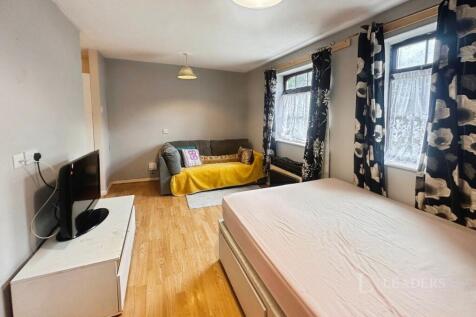 Rea Valley Drive, B31 photo 3