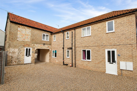 2-bed flat on Kingsway , Mildenhall, £1,250/mo
