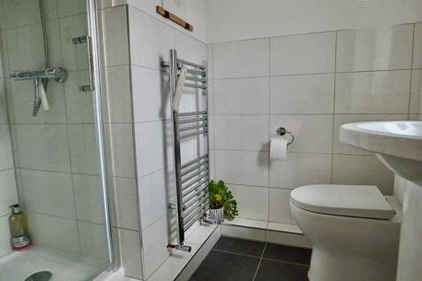 En Suite Shower (rear)