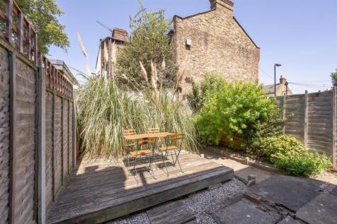 Pearcroft Road, E11