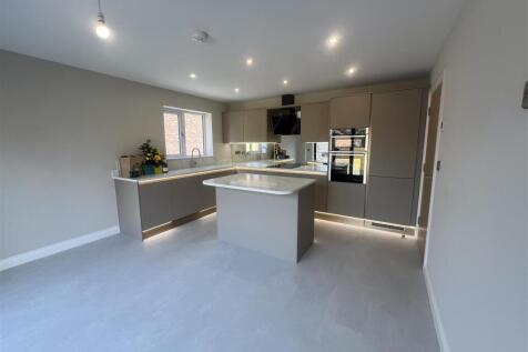 2 - Kitchen.jpg