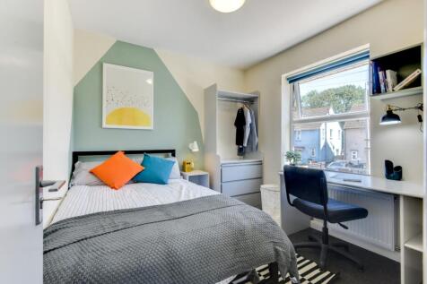 Bright, well-presented double bedroom with a co...