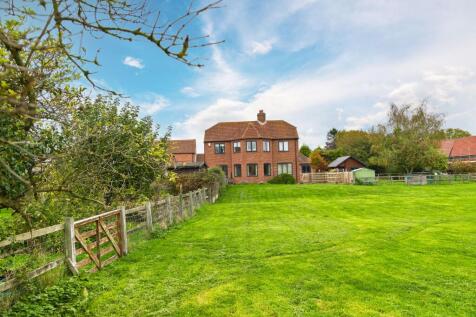 Set on the edge of the countryside with additional 2-acre paddock by separate negotiation
