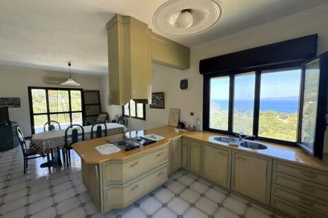 Kitchen&amp;dining area