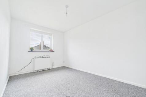 Harris Court, Liphook, GU30 photo 4