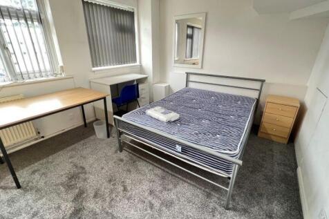 Bright double bedroom with desk and storage...