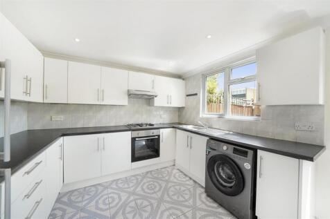 Modern fitted eat in kitchen