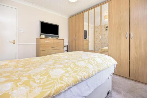 13 Schofield Gardens Bedroom 1 (2).jpg