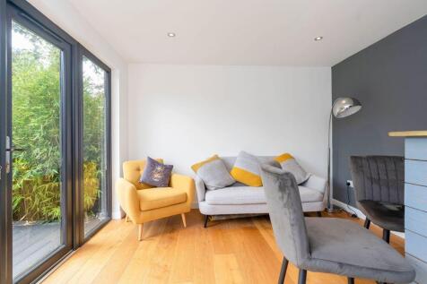 4 bed, 2 bath Detached in Leeds - Photo 11
