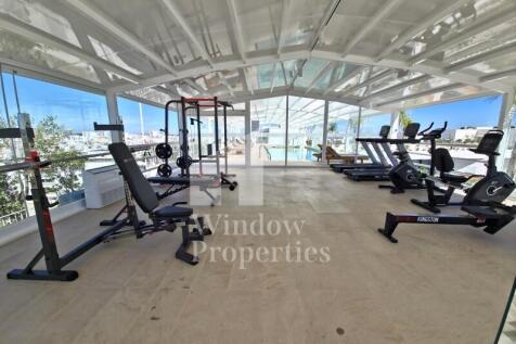 Extraordinary 2 bedroom flat in front of the sea