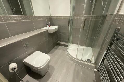 SHOWER ROOM 6'2 x 5'9