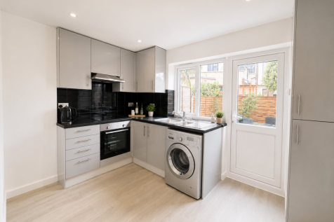 Christie Gardens, Romford, Essex, RM6 photo 4