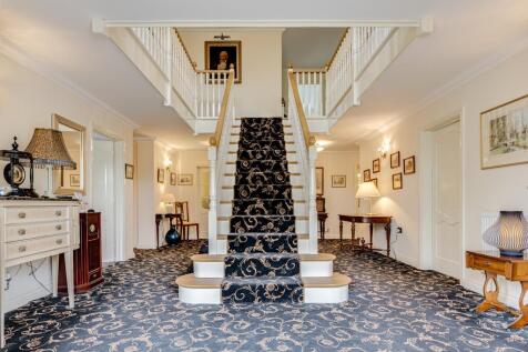 165 Finedon Road, Irthlingborough - hallway-1.jpg