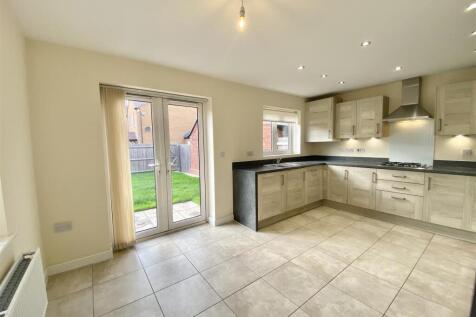 8 Roberts Way-7.jpg
