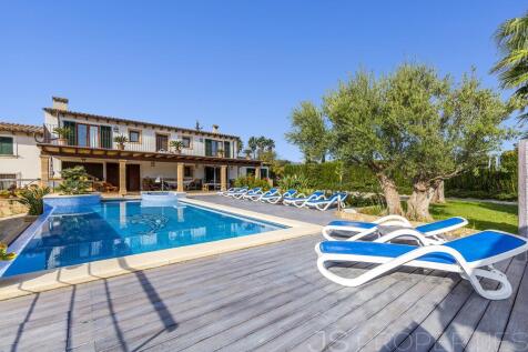 BEAUTIFUL VILLA IN THE COUNTRYSIDE OF POLLENSA FOR SALE 