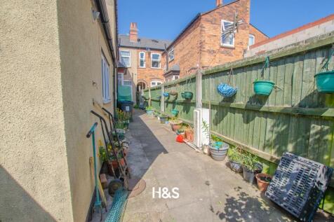 39 Esme Road - rear garden 1.jpg