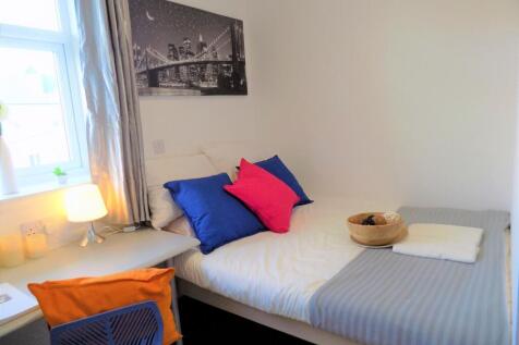 Bright, neatly presented single bedroom with a ...