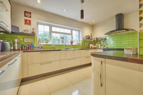 L Shaped Breakfast Kitchen to Rear