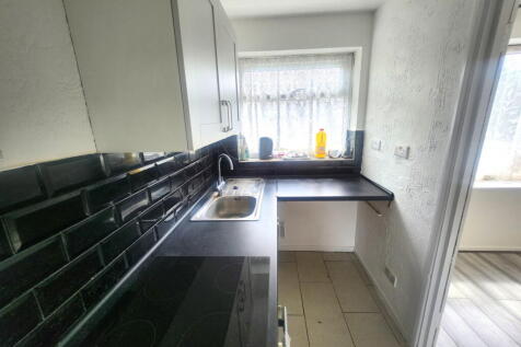Tudor Court, Tipton, DY4 8UW photo 5