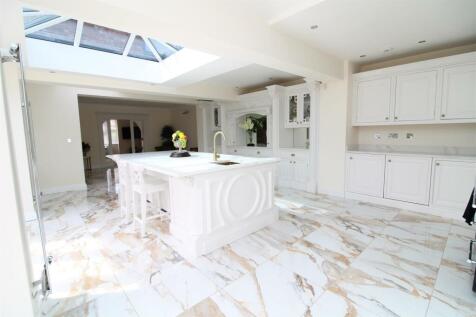 KITCHEN BREAKFAST AREA