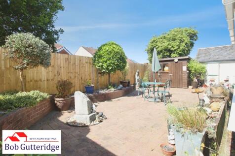 ENCLOSED REAR GARDEN