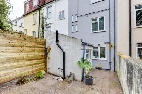 28 Caledonian Road Outside Area