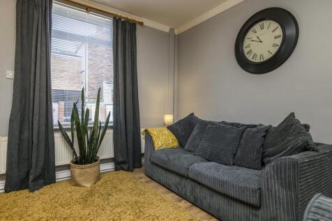 Portland St // 3 Bed // June 2027 photo 4