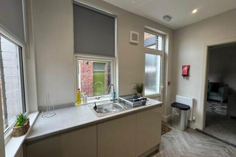 Landseer Avenue (Room 5), Bramley, Leeds photo 3