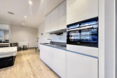 1-bed flat on Market Square, Mercantile House, UB8, £1,250/mo