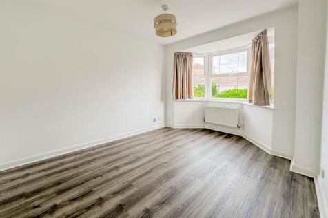 4 bedroom Detached House in Rayleigh photo 3