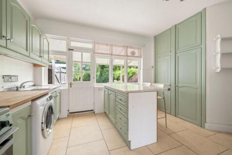 The Woodlands, Esher, KT10 photo 4