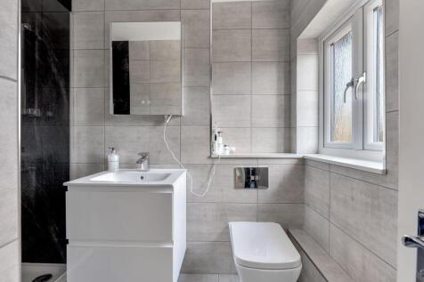 Principal Bedroom En-Suite