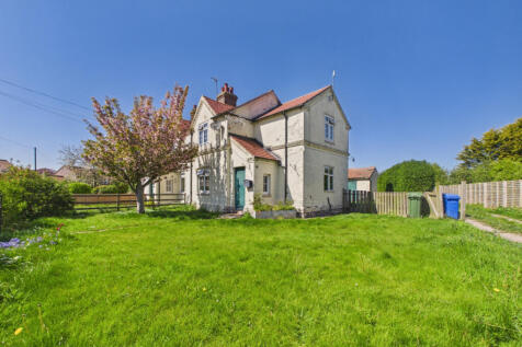 A three bedroom end-terrace cottage - For sale by
